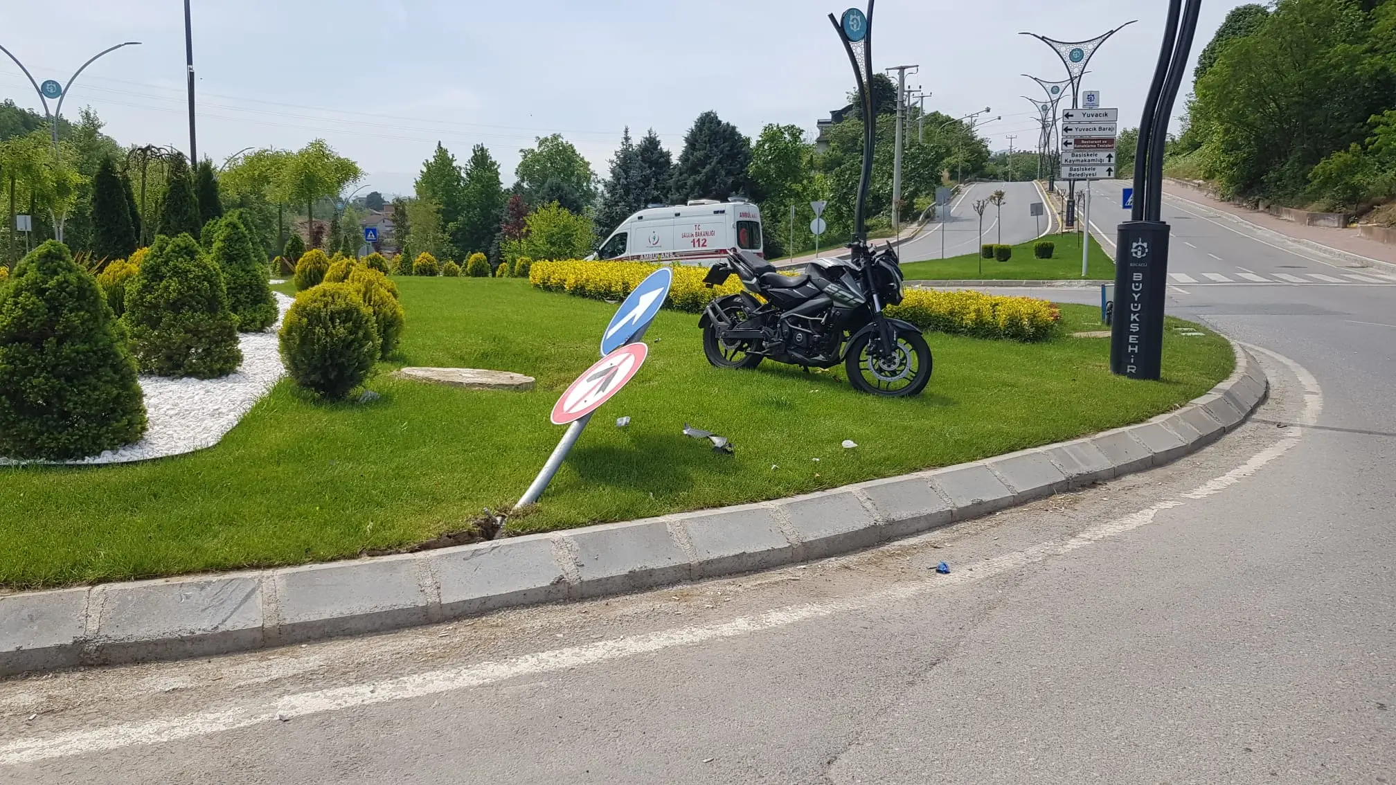 Motosiklet trafik levhalarına çarptı 1 yaralı - Resim : 1