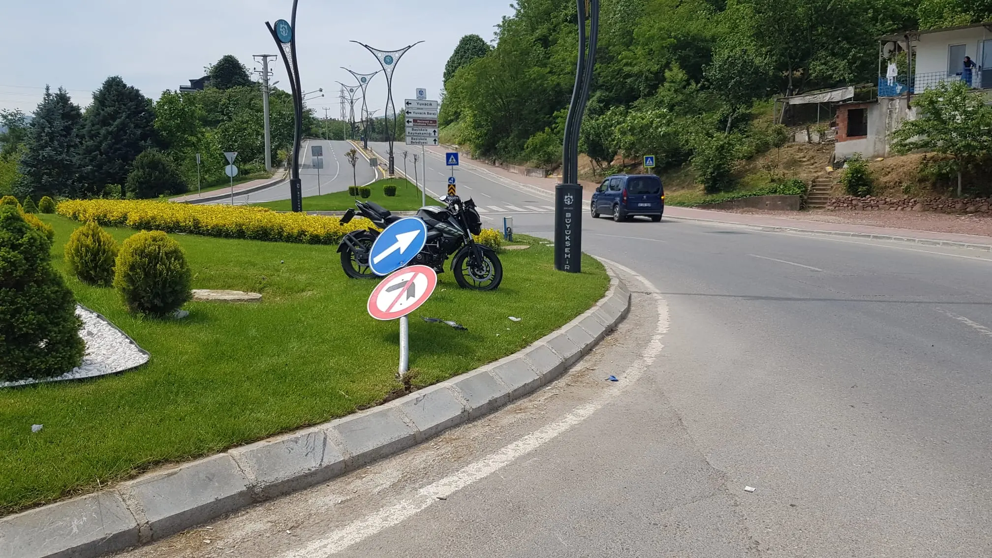 Motosiklet trafik levhalarına çarptı 1 yaralı - Resim : 2