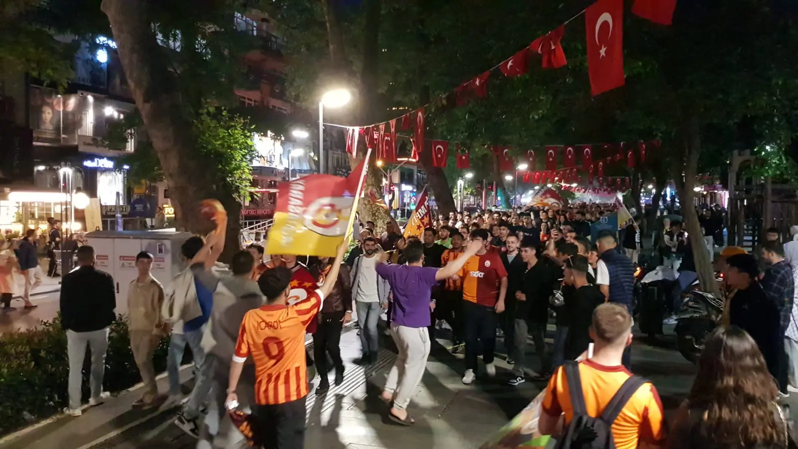 Galatasaray taraftarı İzmit'te şampiyonluğu kutladı - Resim : 3