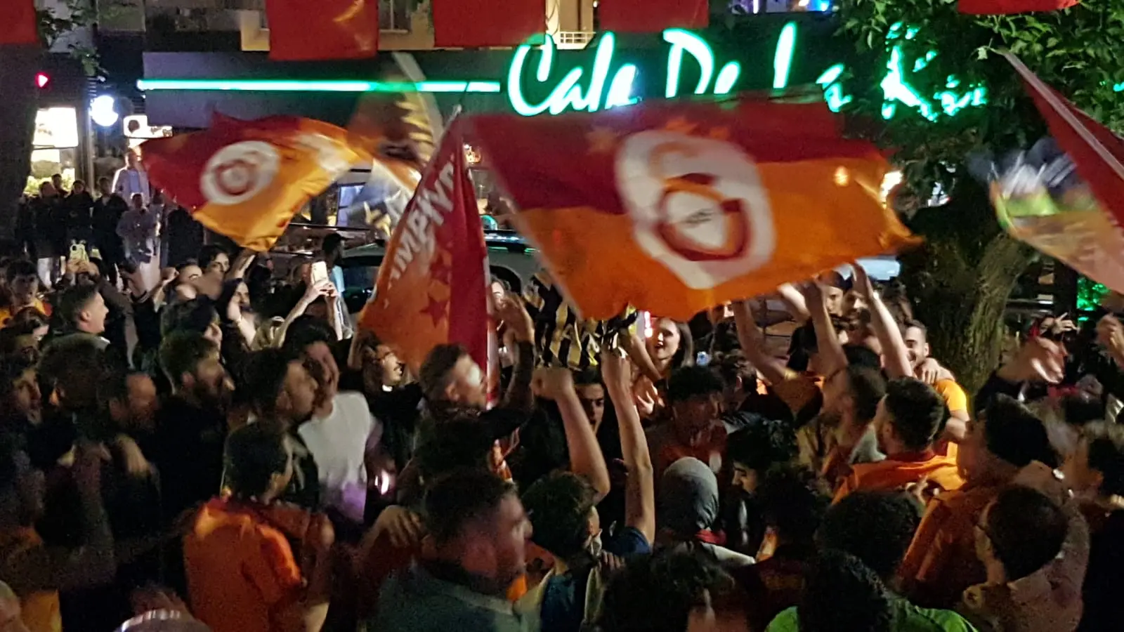 Galatasaray taraftarı İzmit'te şampiyonluğu kutladı - Resim : 2