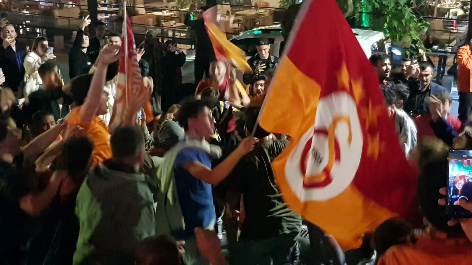 Galatasaray taraftarı İzmit'te şampiyonluğu kutladı - Resim : 1