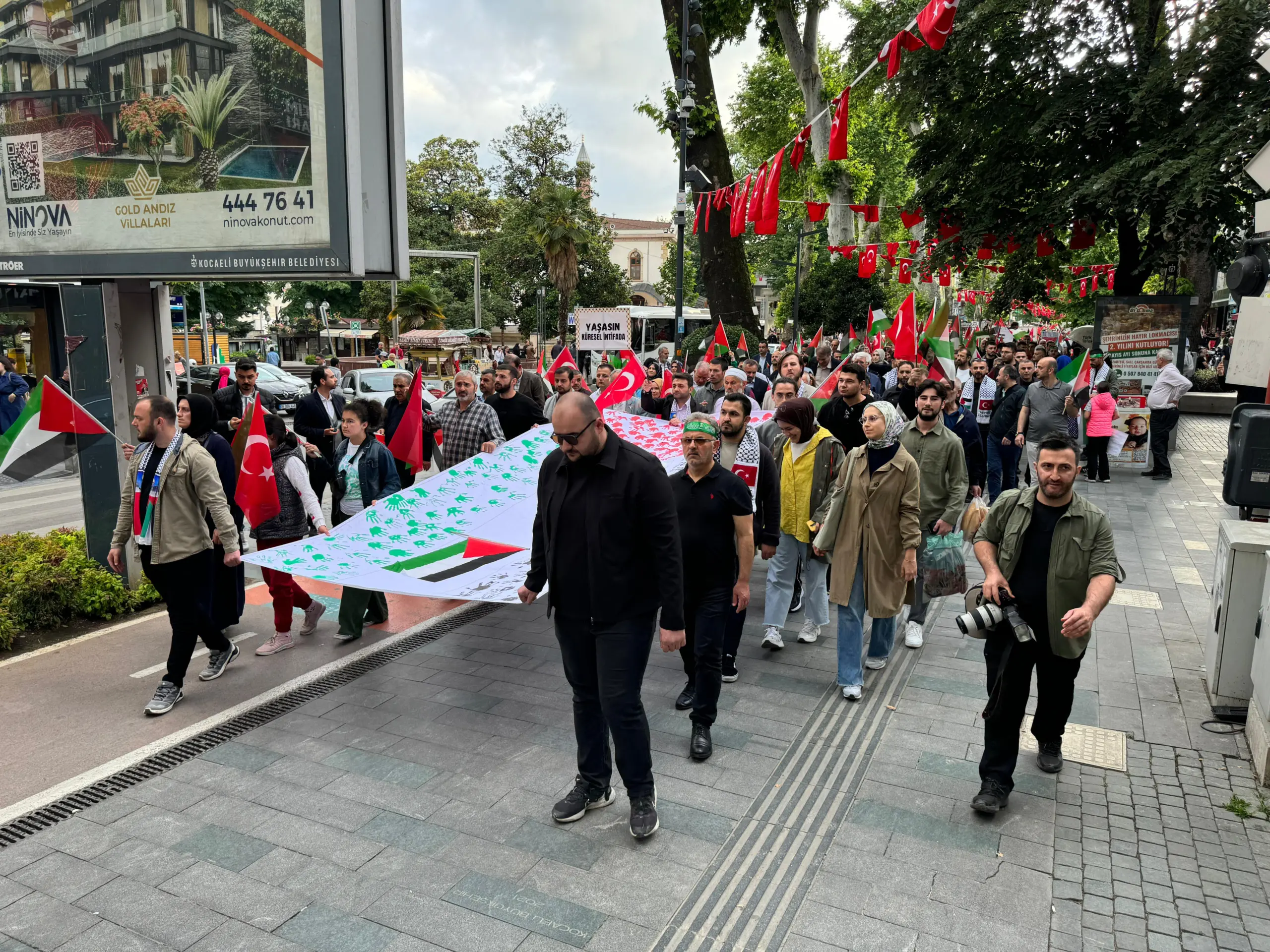 Binler İzmit'te Gazze için yürüdü - Resim : 15