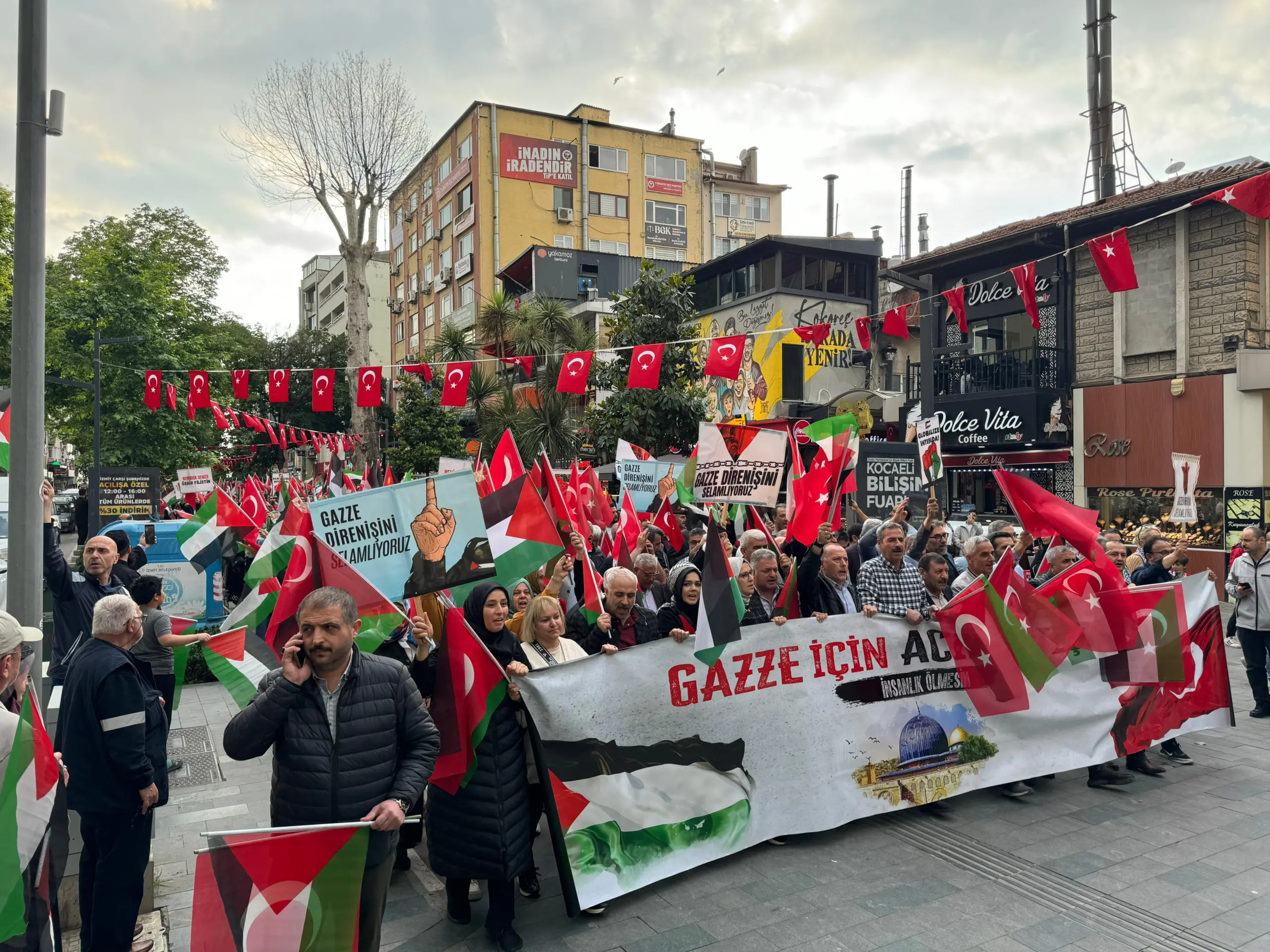 Binler İzmit'te Gazze için yürüdü - Resim : 6