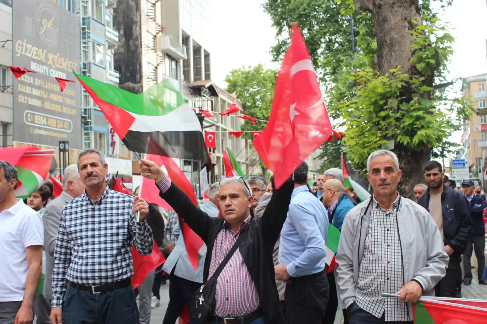 Kocaeli’de binler İsrail’in zulmünü haykırdı! “Durdurulmazlarsa daha büyük katliamlar yapacaklar” - Resim : 2