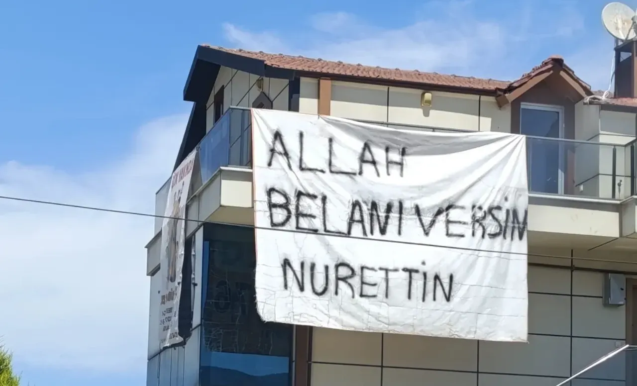 Başiskele'de bomba pankart! Herkes Nurettin'i arıyor! Kim bu Nurettin? - Resim : 1