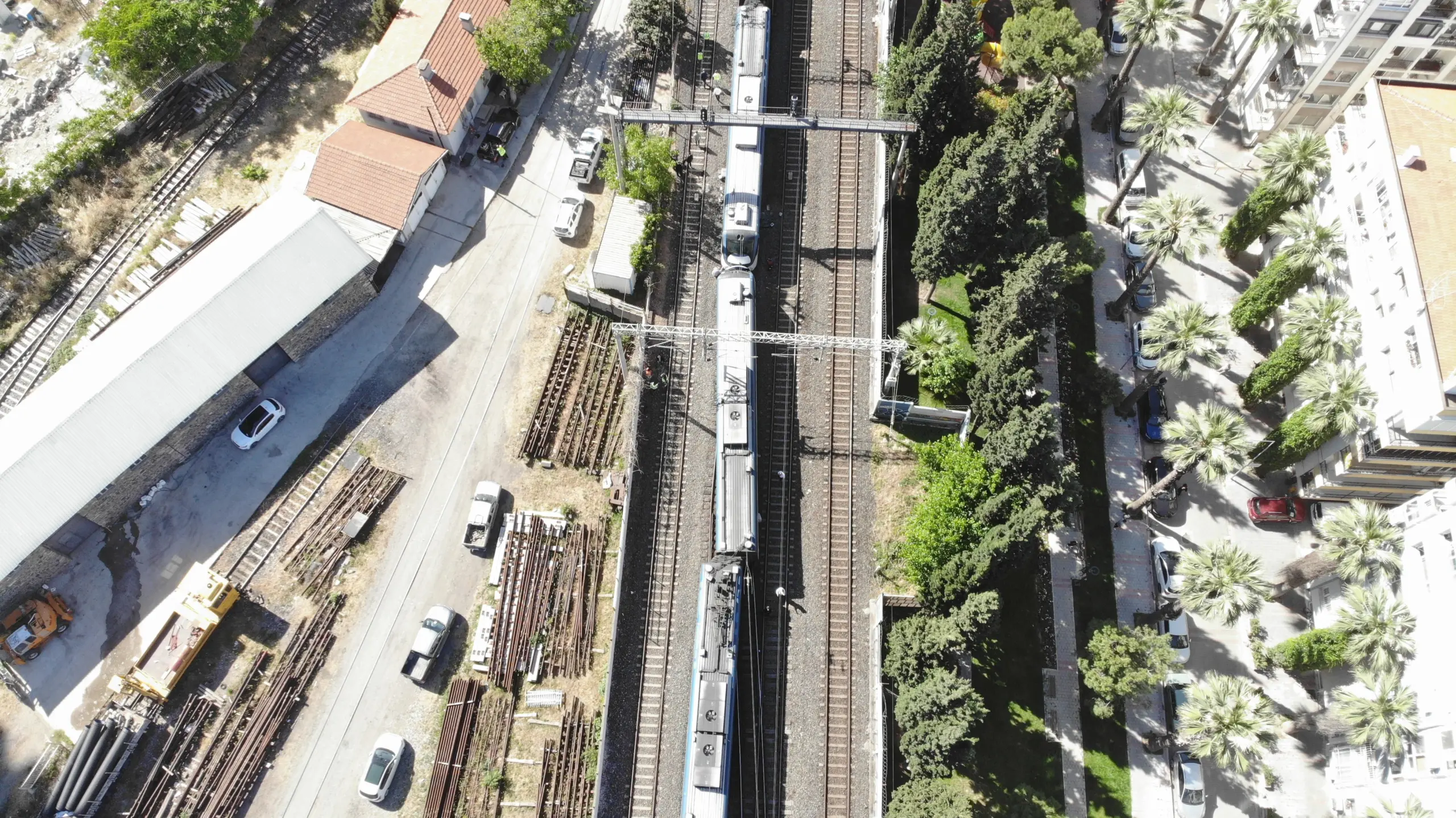 O şehirde yolcu dolu tren raydan çıktı! Ortalık savaş alanına döndü - Resim : 1