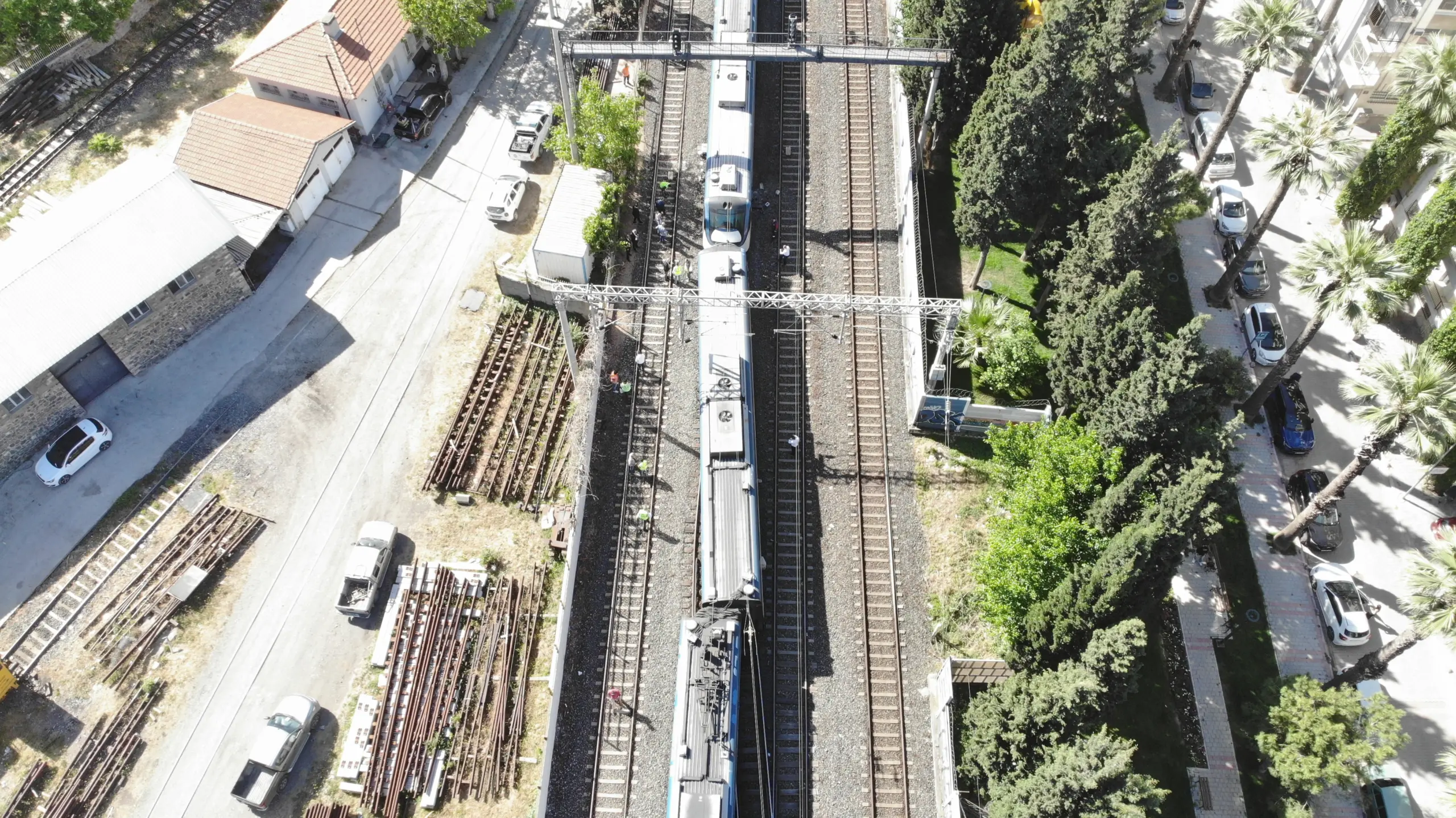 O şehirde yolcu dolu tren raydan çıktı! Ortalık savaş alanına döndü - Resim : 3