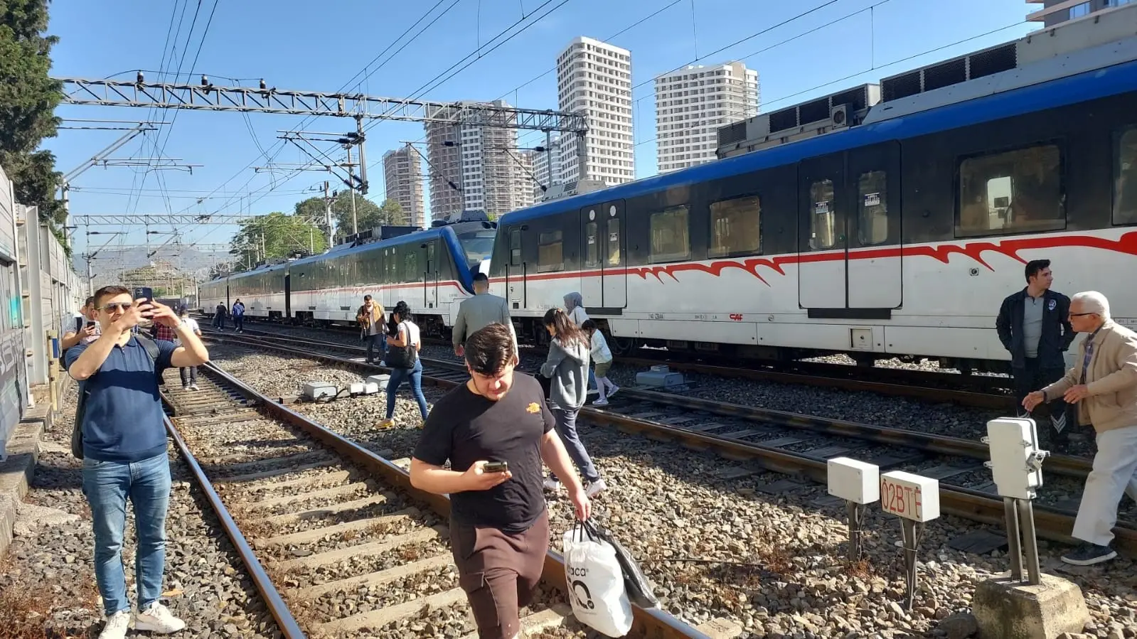 O şehirde yolcu dolu tren raydan çıktı! Ortalık savaş alanına döndü - Resim : 4