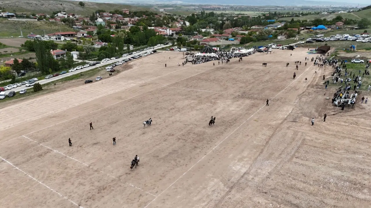 19 Mayıs’ı at üzerinde cirit atarak kutladılar - Resim : 2