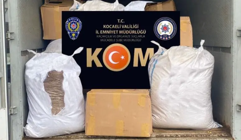 Durdurulan araçta 1 ton 260 kilo tütün ele geçirildi 