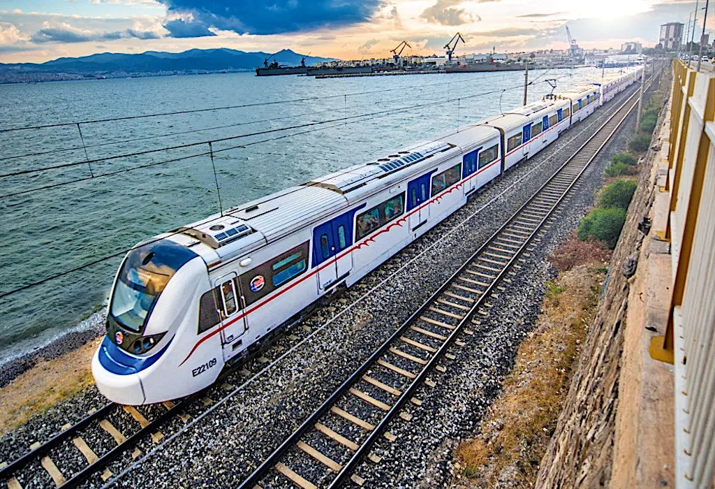 O şehirde yolcu dolu tren raydan çıktı! Ortalık savaş alanına döndü - Resim : 2