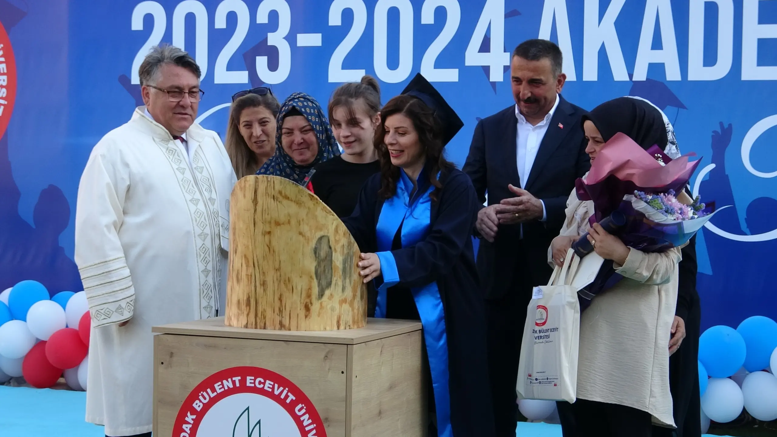 Ertelediği hayaline 20 yıl sonra kavuştu! Birincilikle mezun oldu - Resim : 2