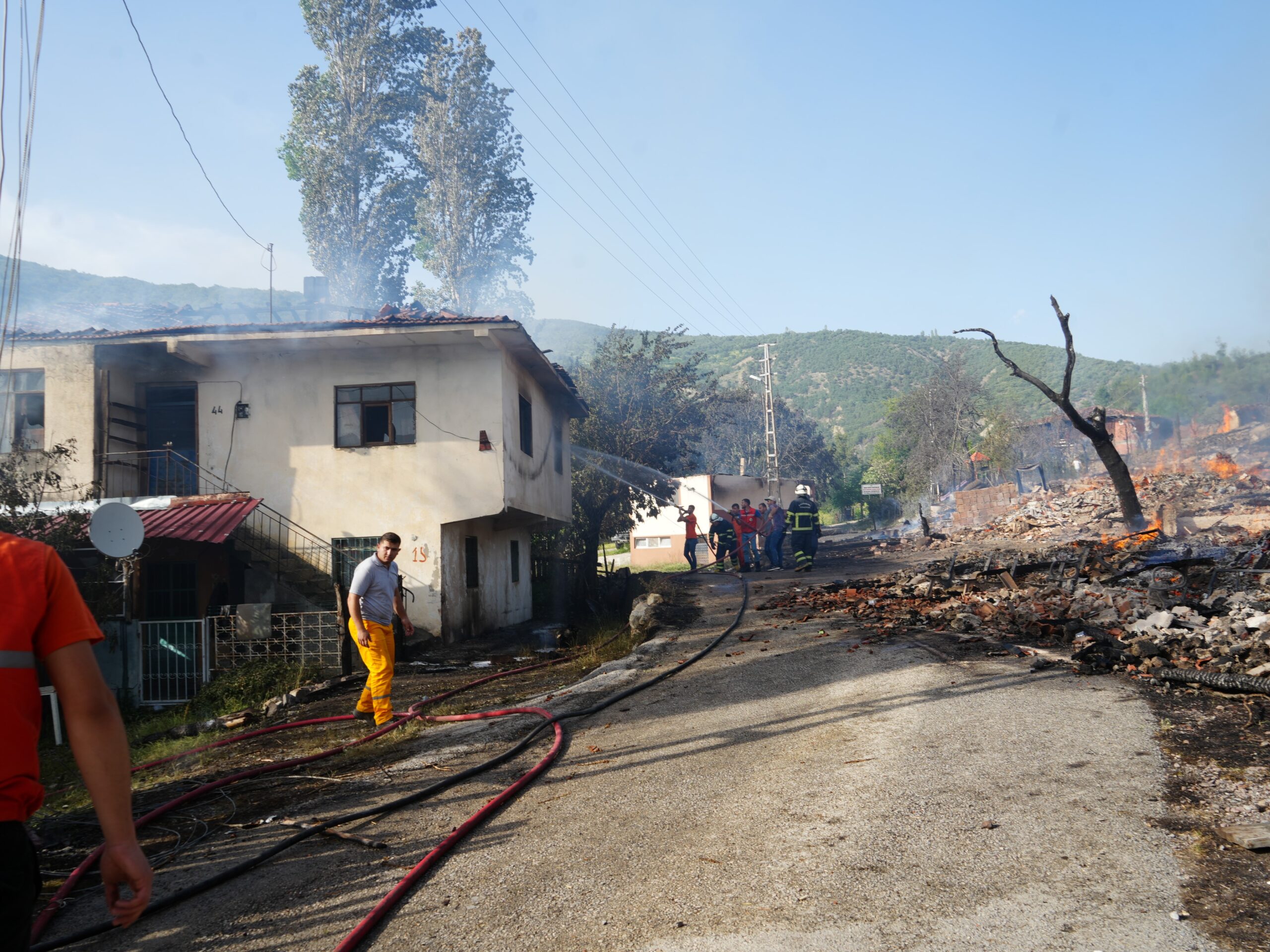 12 ev alevlere teslim oldu - Resim : 2