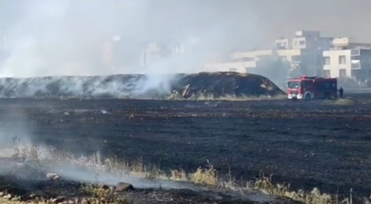 200 ton saman kül oldu - Resim : 2