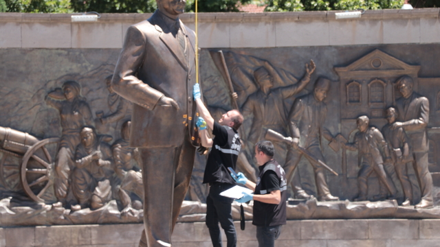 Atatürk Anıtı'na saldırı! - Resim : 1