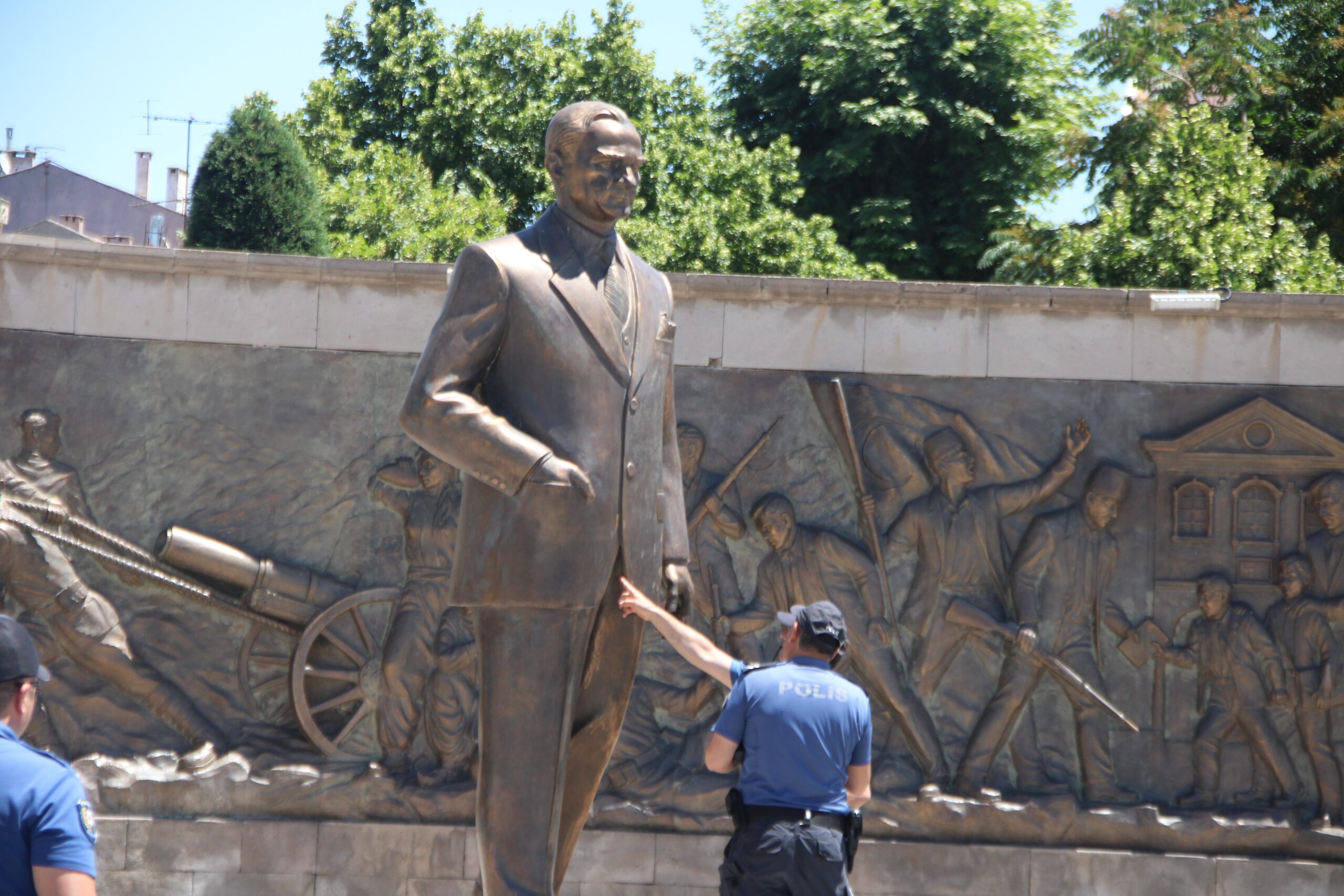 Atatürk Anıtı'na saldırmışlardı: Tutuklandılar - Resim : 2