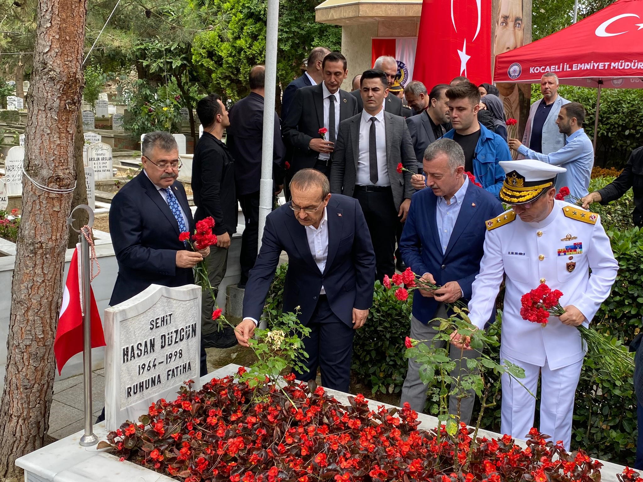 Bayram öncesi yüzlerce kişi şehitlikleri ziyaret etti - Resim : 4