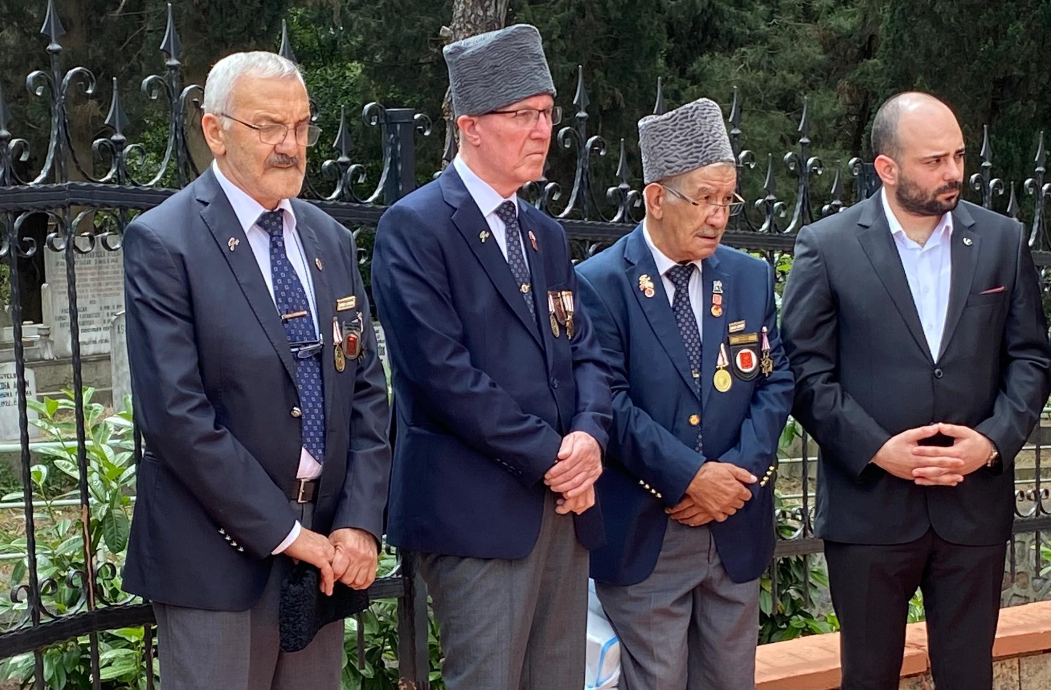 Bayram öncesi yüzlerce kişi şehitlikleri ziyaret etti - Resim : 1