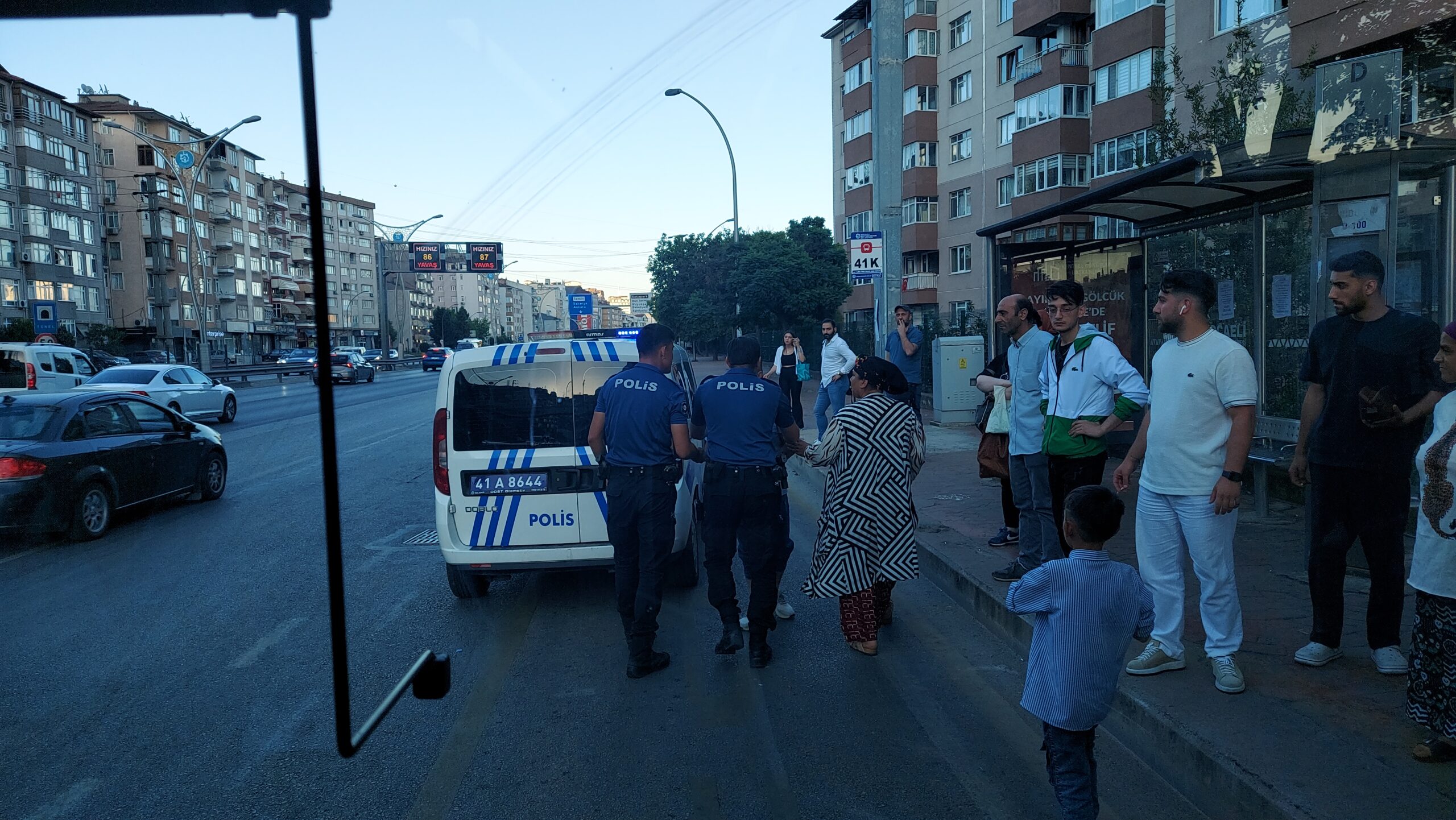 Bebek arabası kapıya sıkıştı! Baba öfkesini camdan çıkardı - Resim : 3