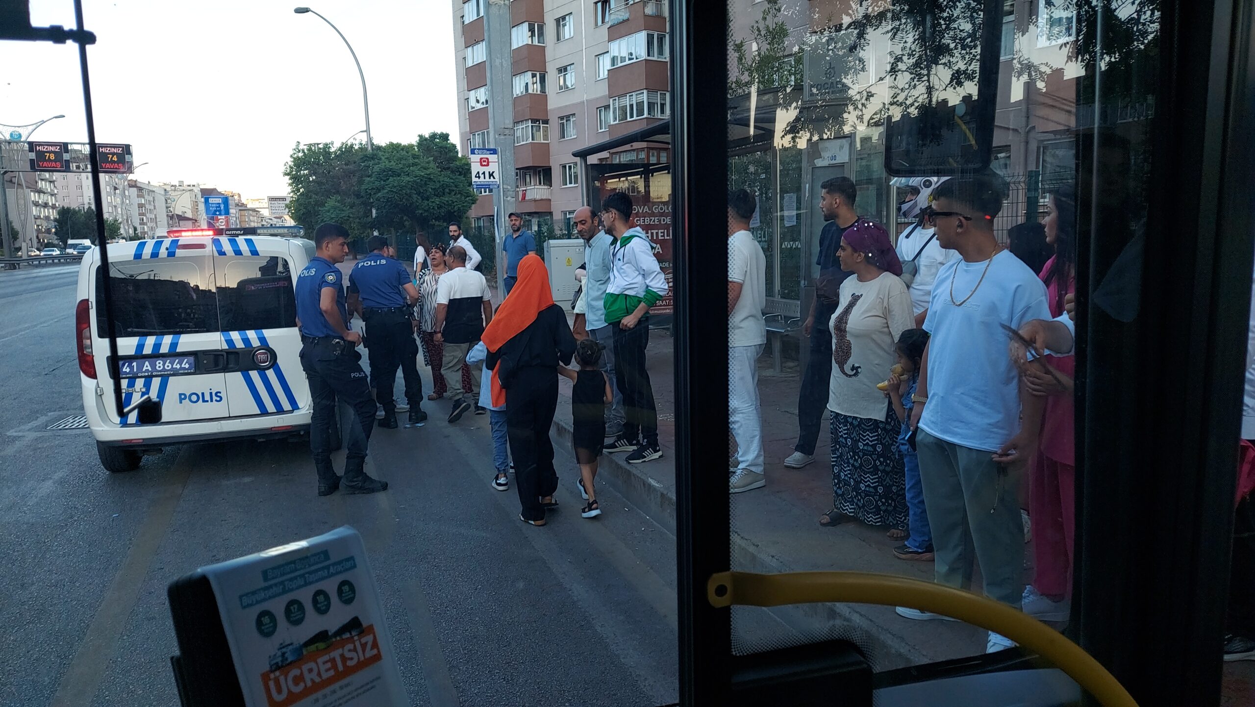 Bebek arabası kapıya sıkıştı! Baba öfkesini camdan çıkardı - Resim : 2