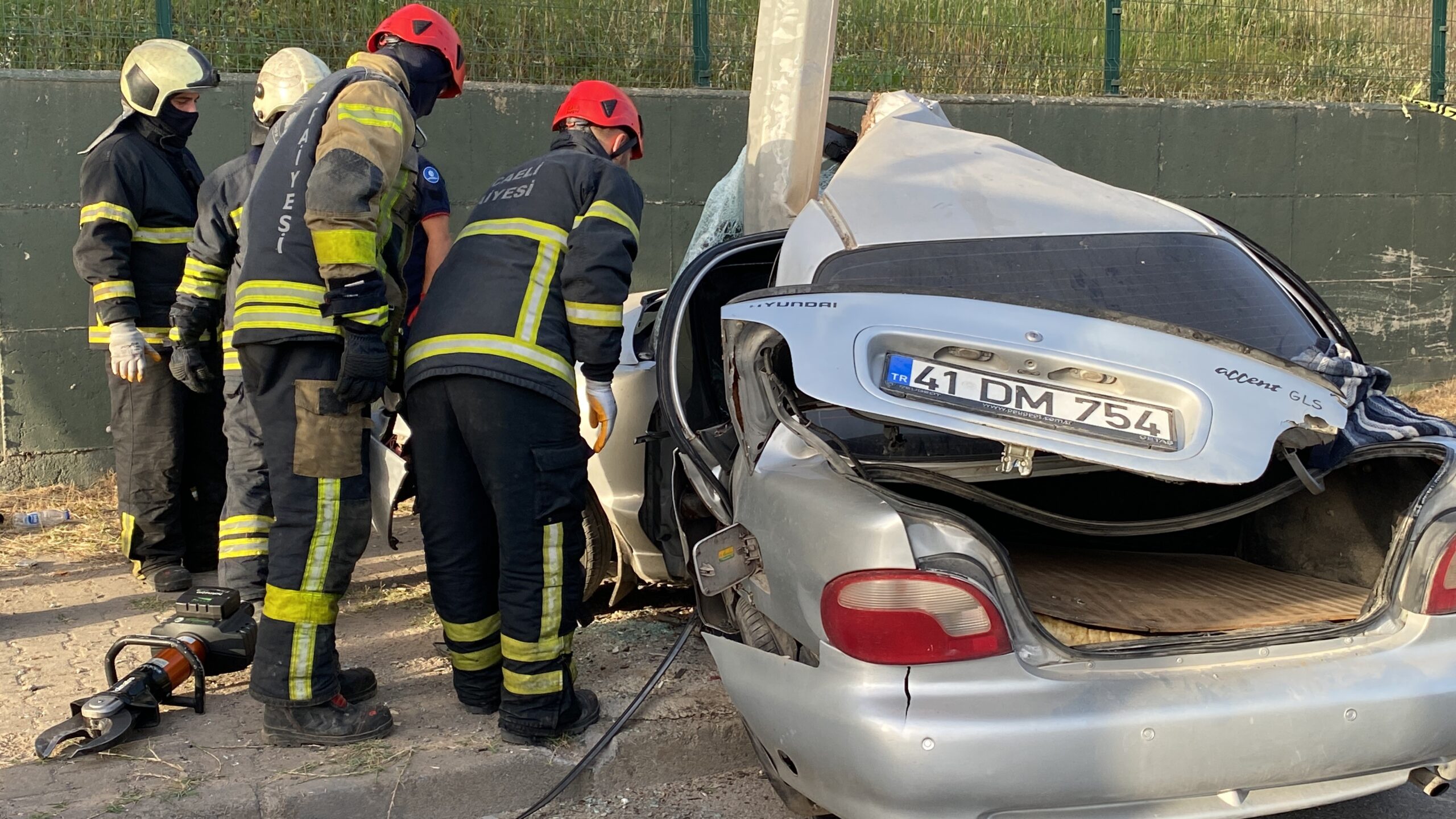 Direğe çarpan otomobil ikiye katlandı: 1 ölü, 1 yaralı - Resim : 2