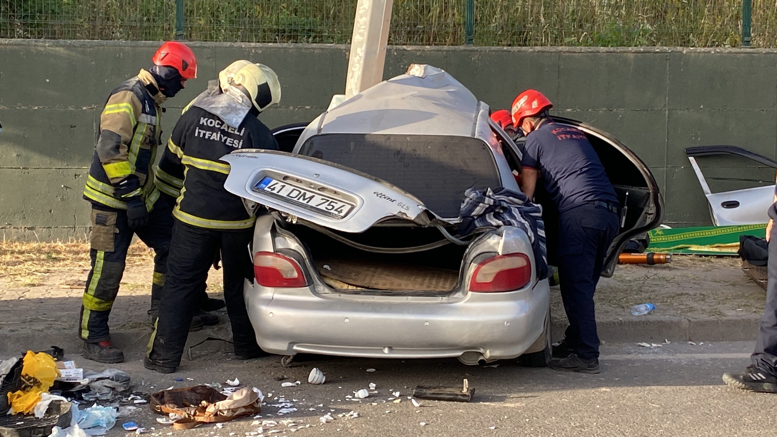 Direğe çarpan otomobil ikiye katlandı: 1 ölü, 1 yaralı - Resim : 3