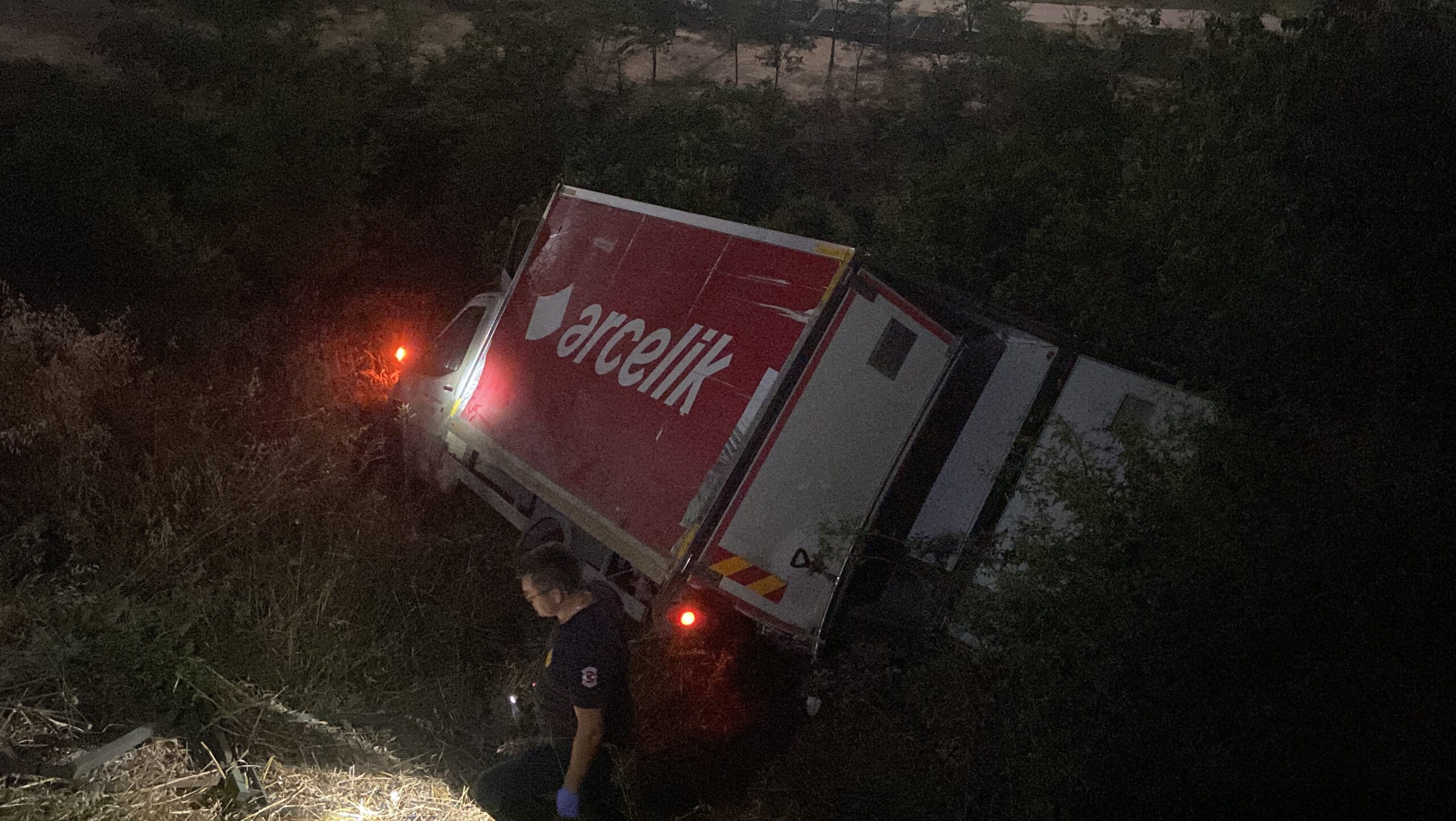 Eşya indirirken freni boşaldı! Uçurumdan uçtu - Resim : 2