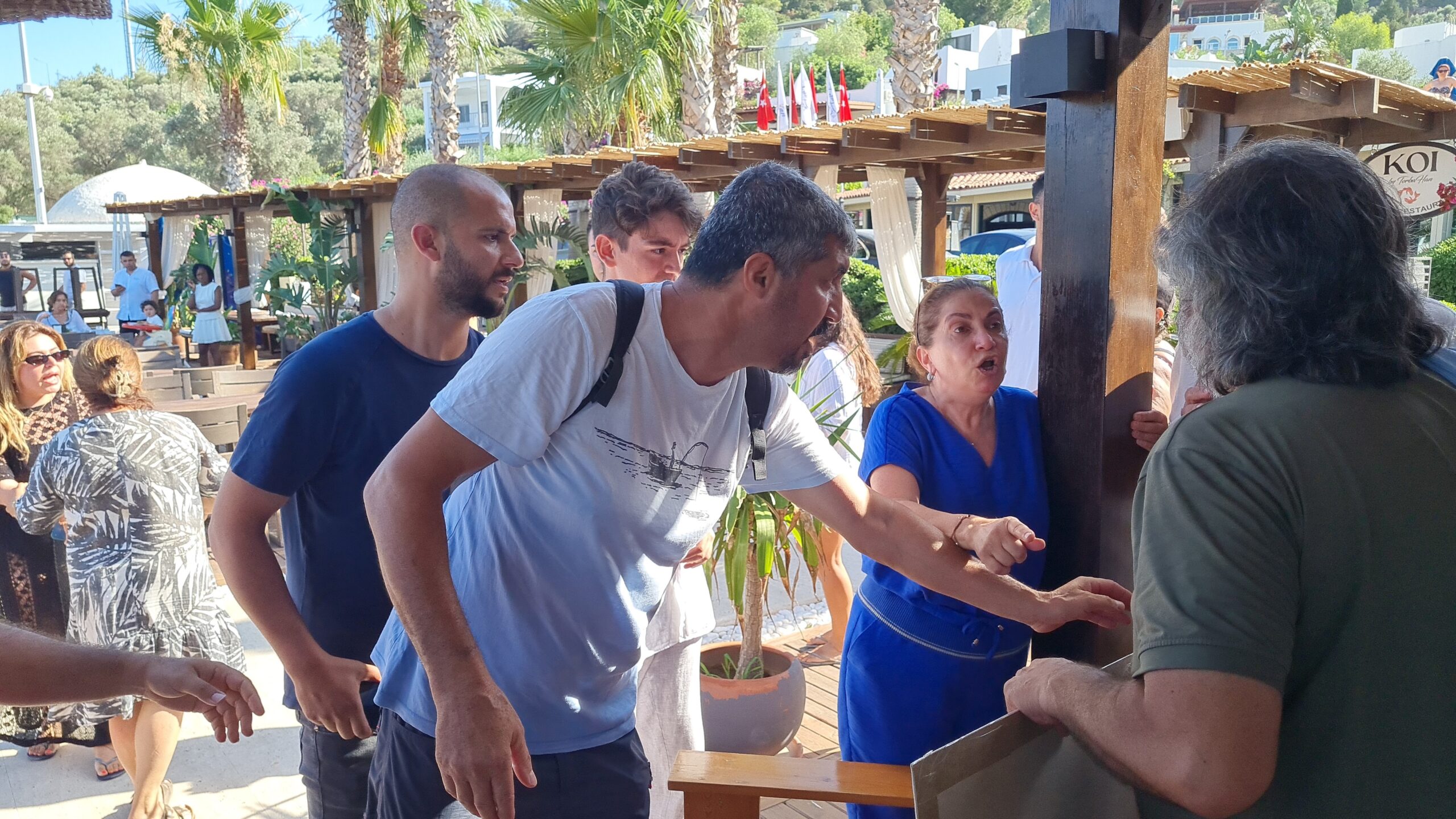 Eylemcilere müdahale eden otel yetkilileri, polis ve basın mensuplarına da saldırdı - Resim : 4