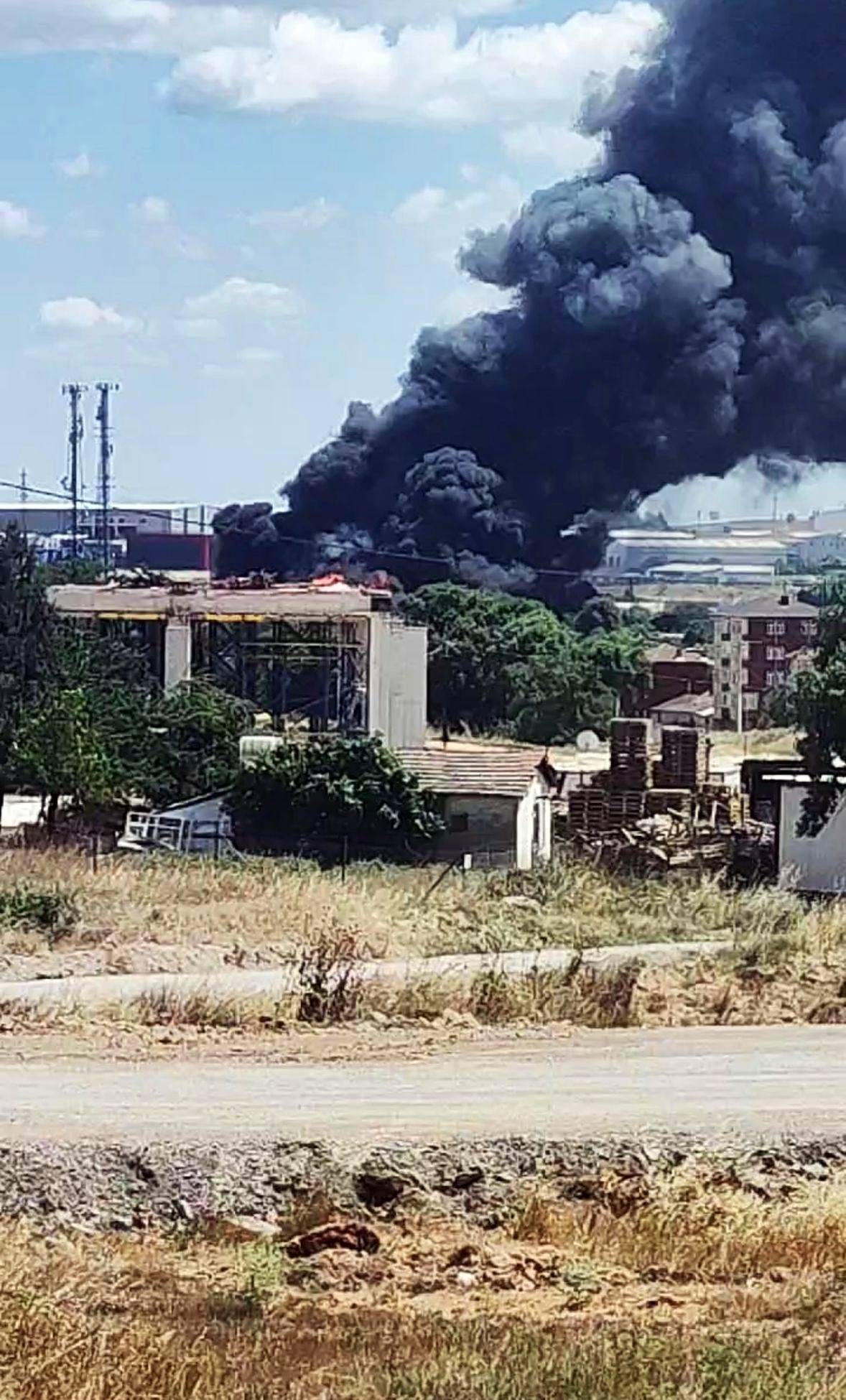 Gebze'de cayır cayır yanan fabrika alevlere teslim oldu - Resim : 1