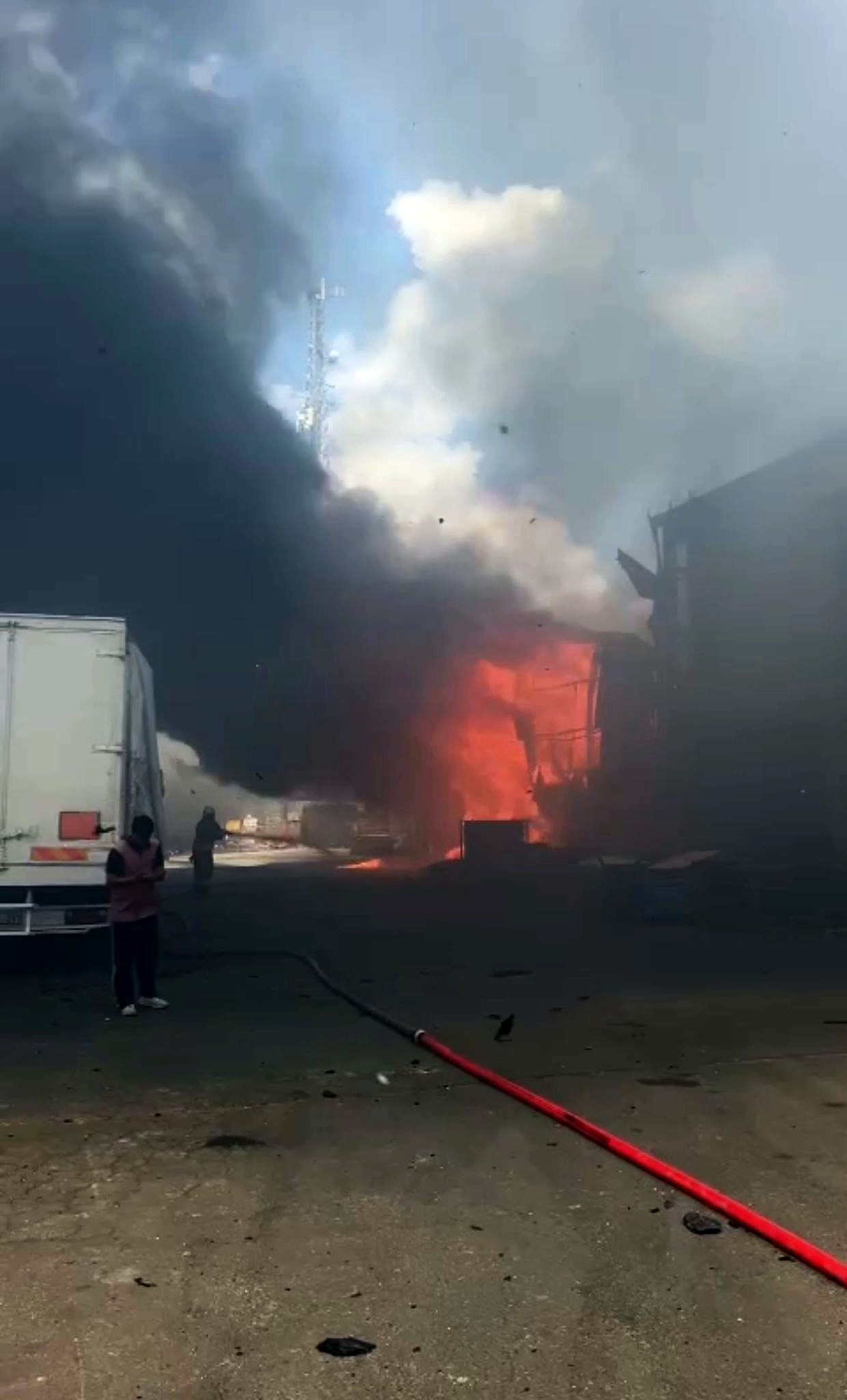 Gebze'de cayır cayır yanan fabrika alevlere teslim oldu - Resim : 2