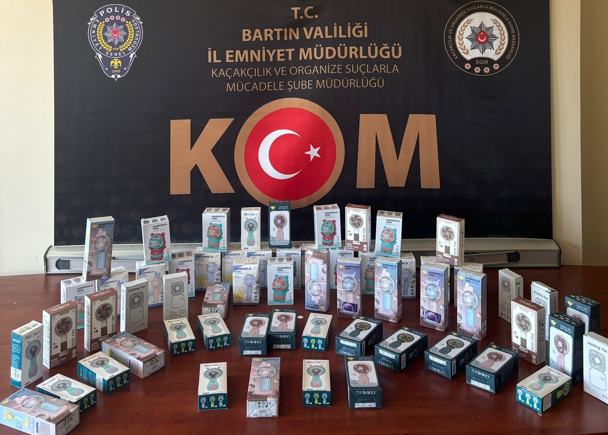 Gümrük kaçağı mini fanlarla birlikte polise yakalandı!