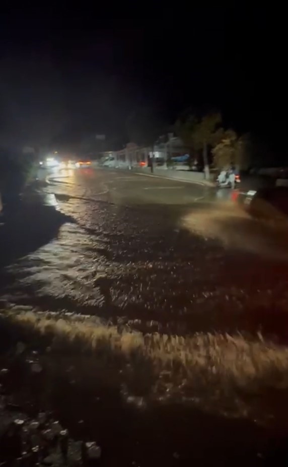 İçme suyu hattı patladı: Yollar çöktü! - Resim : 1