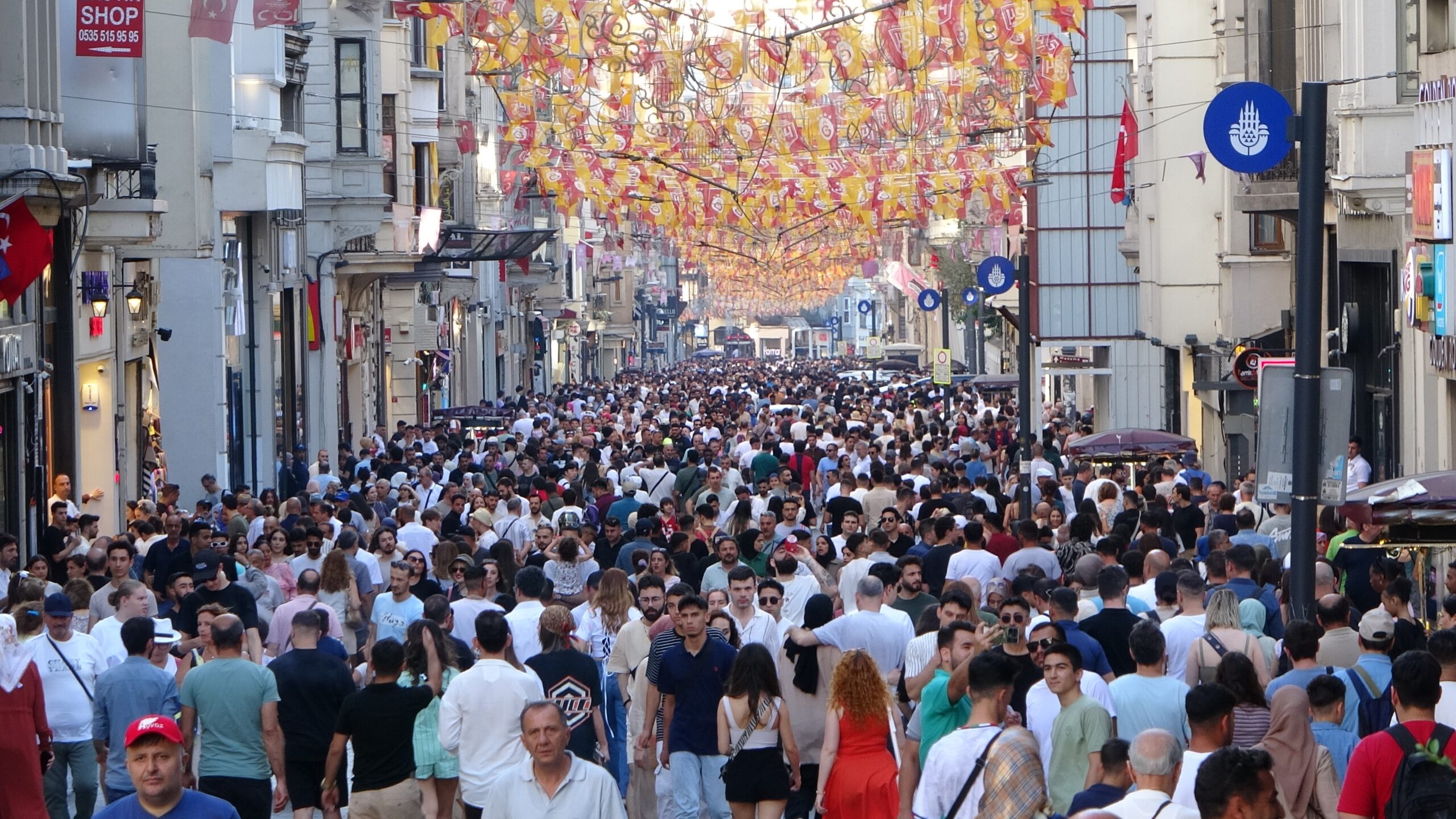 İstiklal Caddesi bayramda doldu taştı! - Resim : 4