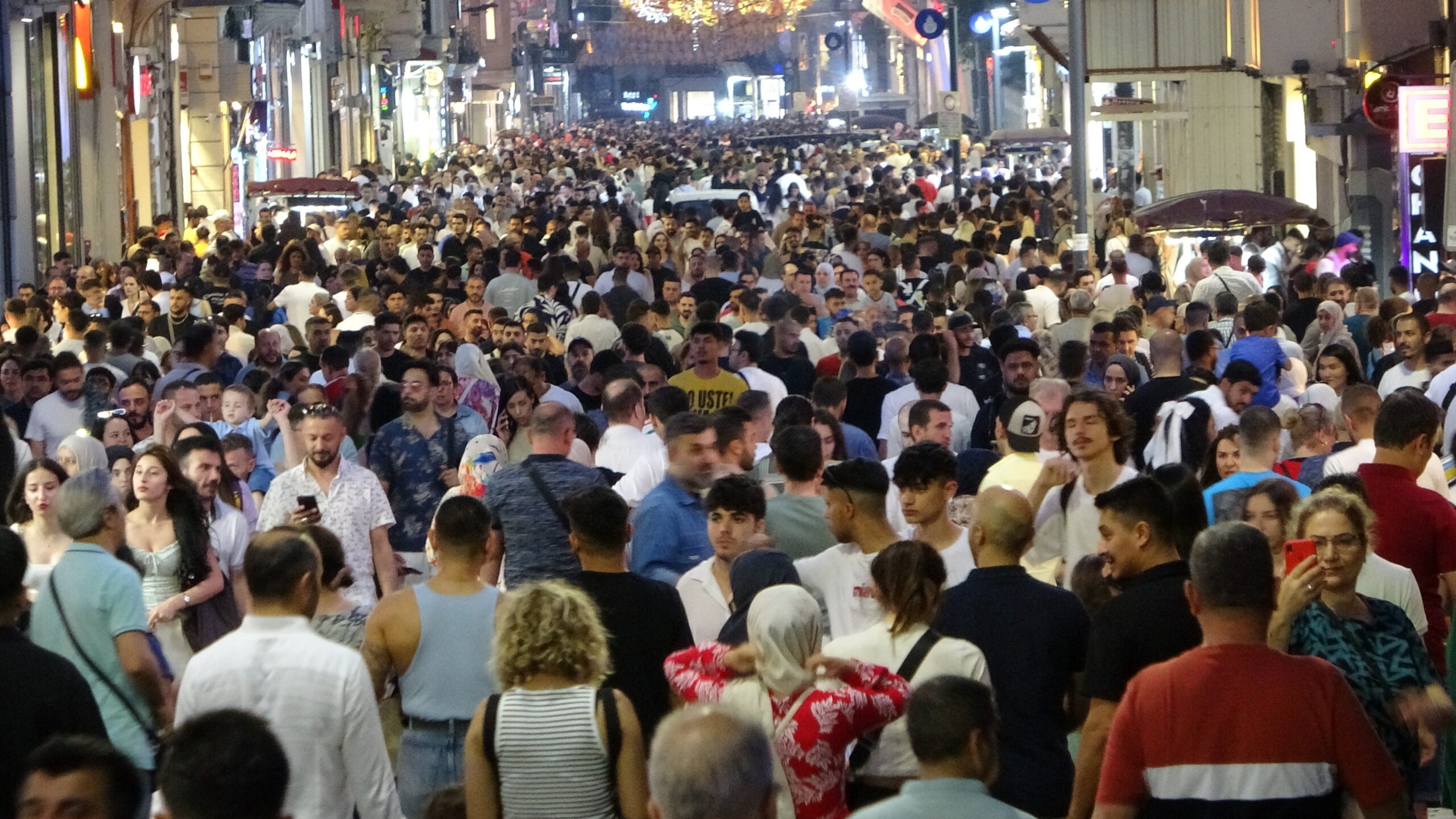 İstiklal Caddesi bayramda doldu taştı! - Resim : 1