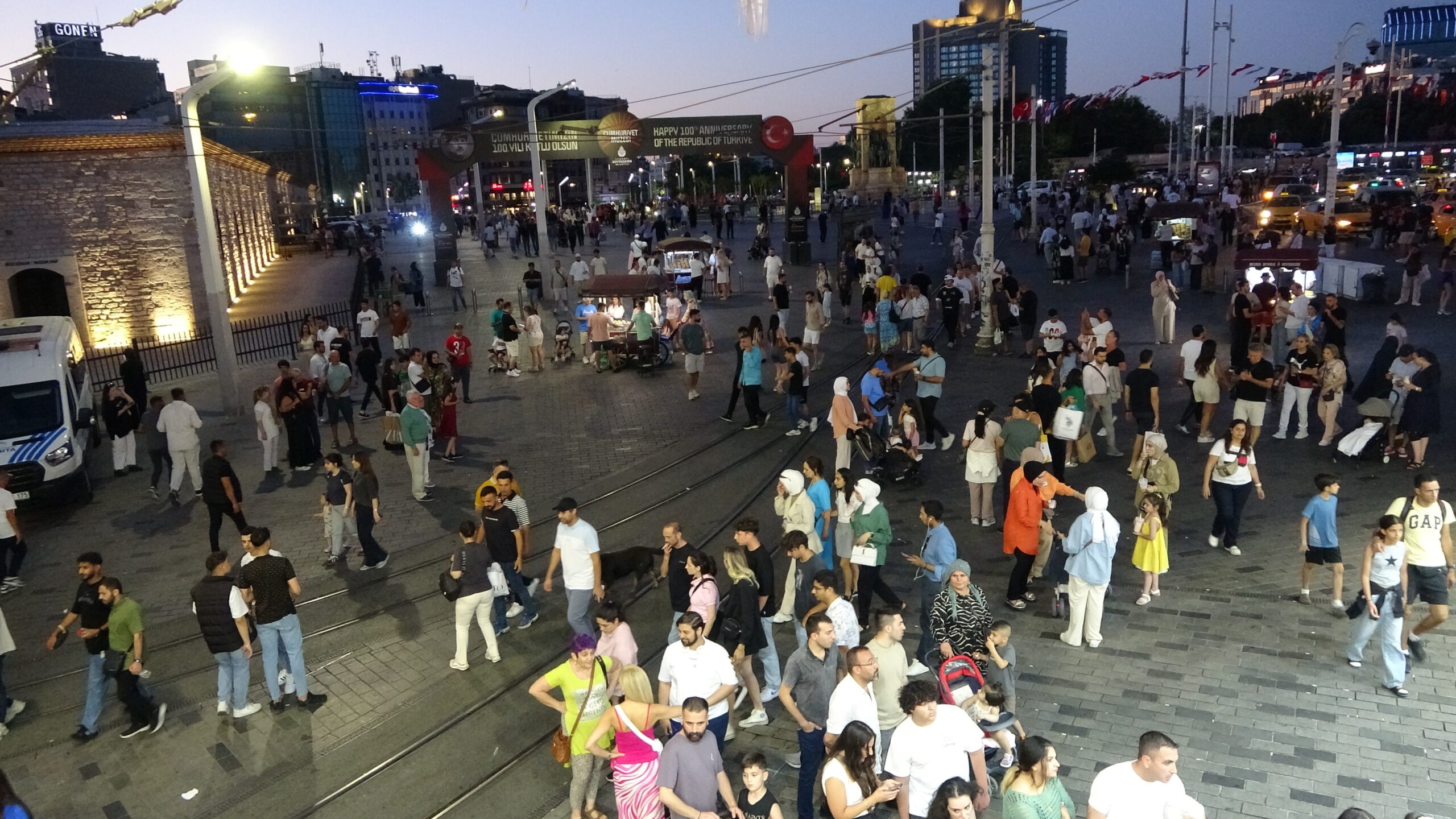 İstiklal Caddesi bayramda doldu taştı! - Resim : 2