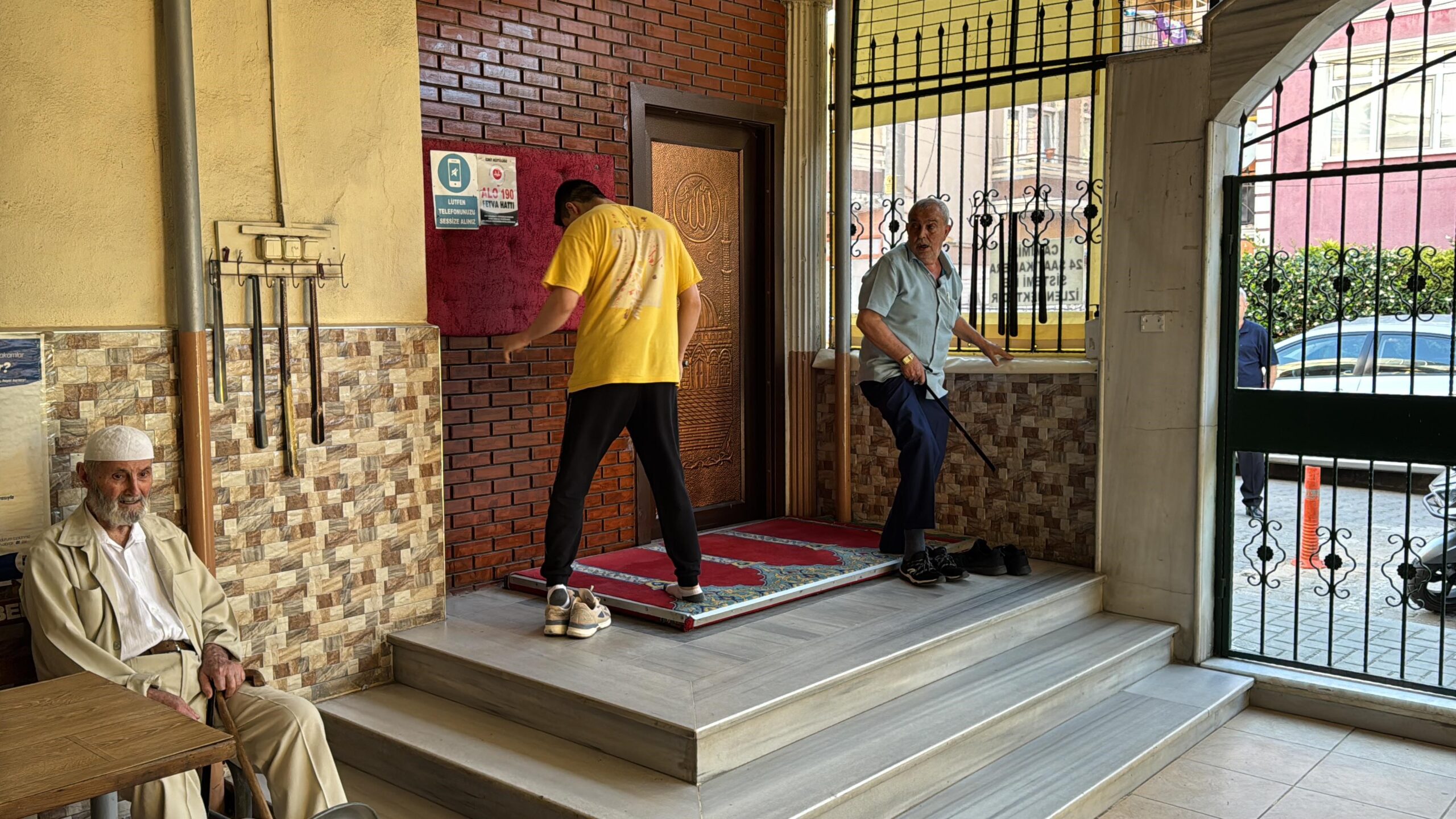 İzmit'te dur ihtarına uymayan abi kardeş namaz kılmaya çalıştı! Kazanan polisler oldu - Resim : 2