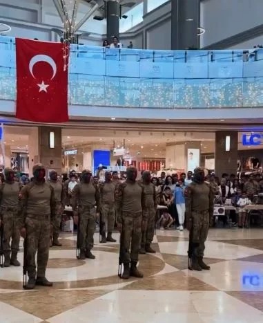 Jandarma Teşkilatı’ndan anlam verilemeyen mekan seçimi! AVM’de gösteri yaptılar - Resim : 1