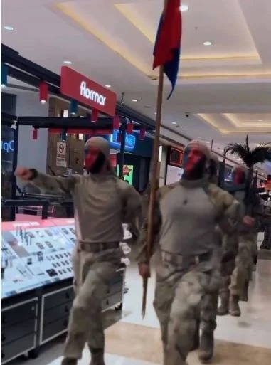 Jandarma Teşkilatı’ndan anlam verilemeyen mekan seçimi! AVM’de gösteri yaptılar - Resim : 2