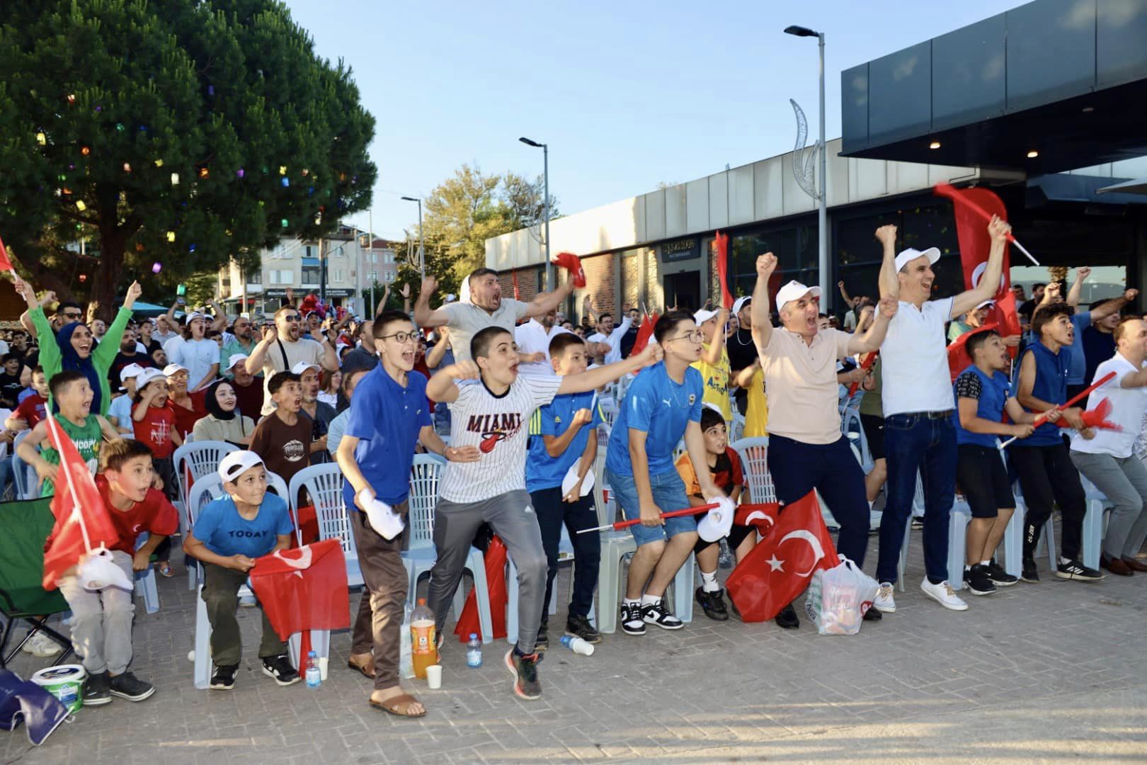 Körfezliler, Türkiye’yi Portekiz maçında da sahilde destekleyecek - Resim : 7