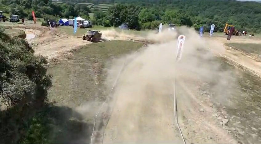 Off-Road aracı, takla attı yarışa devam etti. - Resim : 2