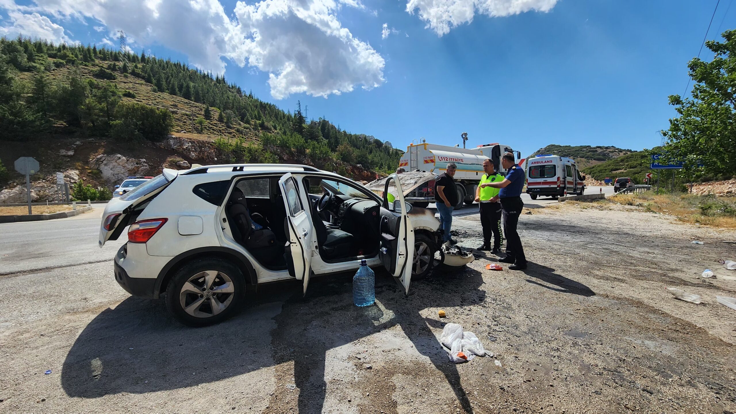 Otomobil alev aldı! 3 kişi hastaneye kaldırıldı - Resim : 3