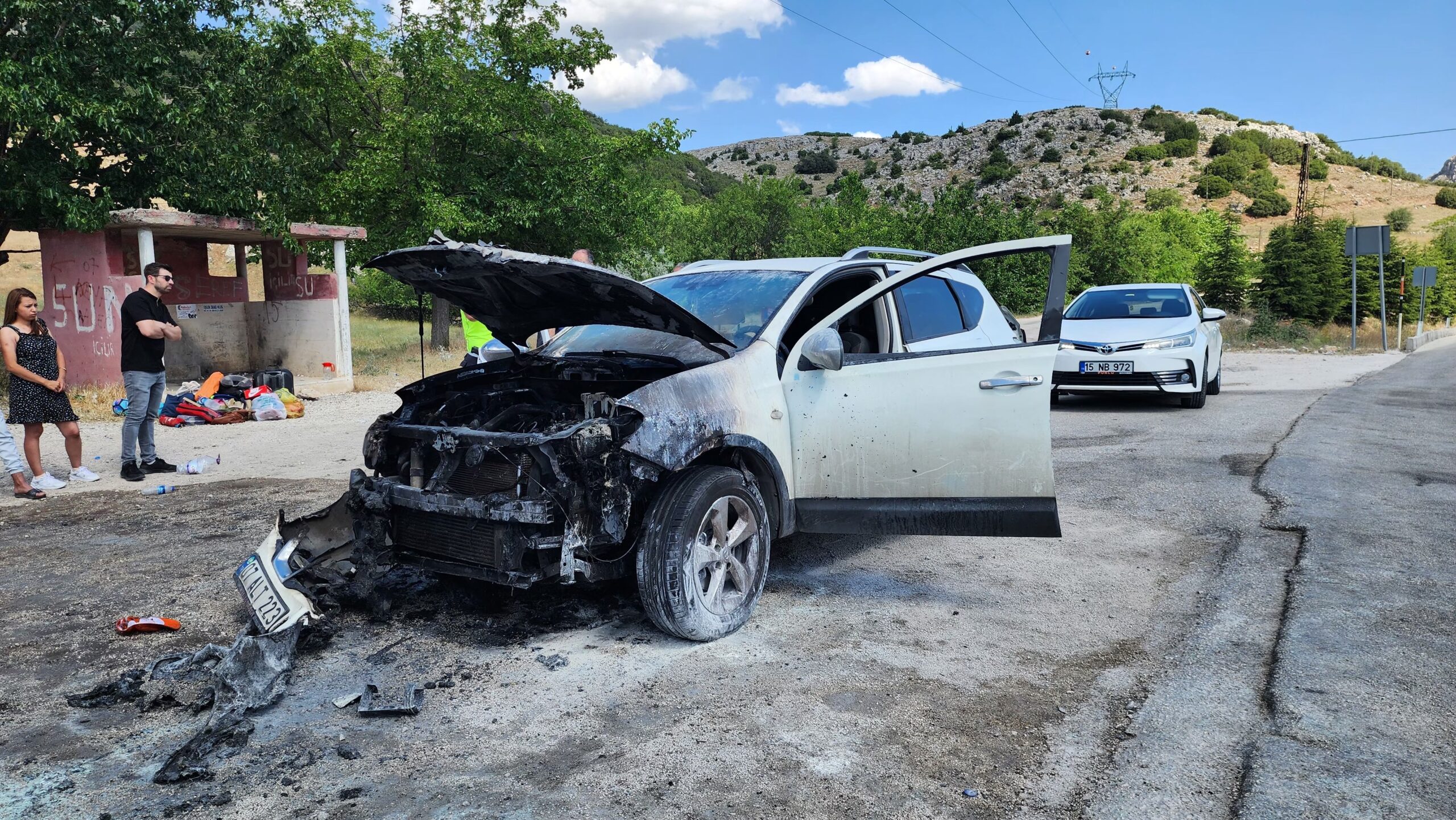 Otomobil alev aldı! 3 kişi hastaneye kaldırıldı - Resim : 2