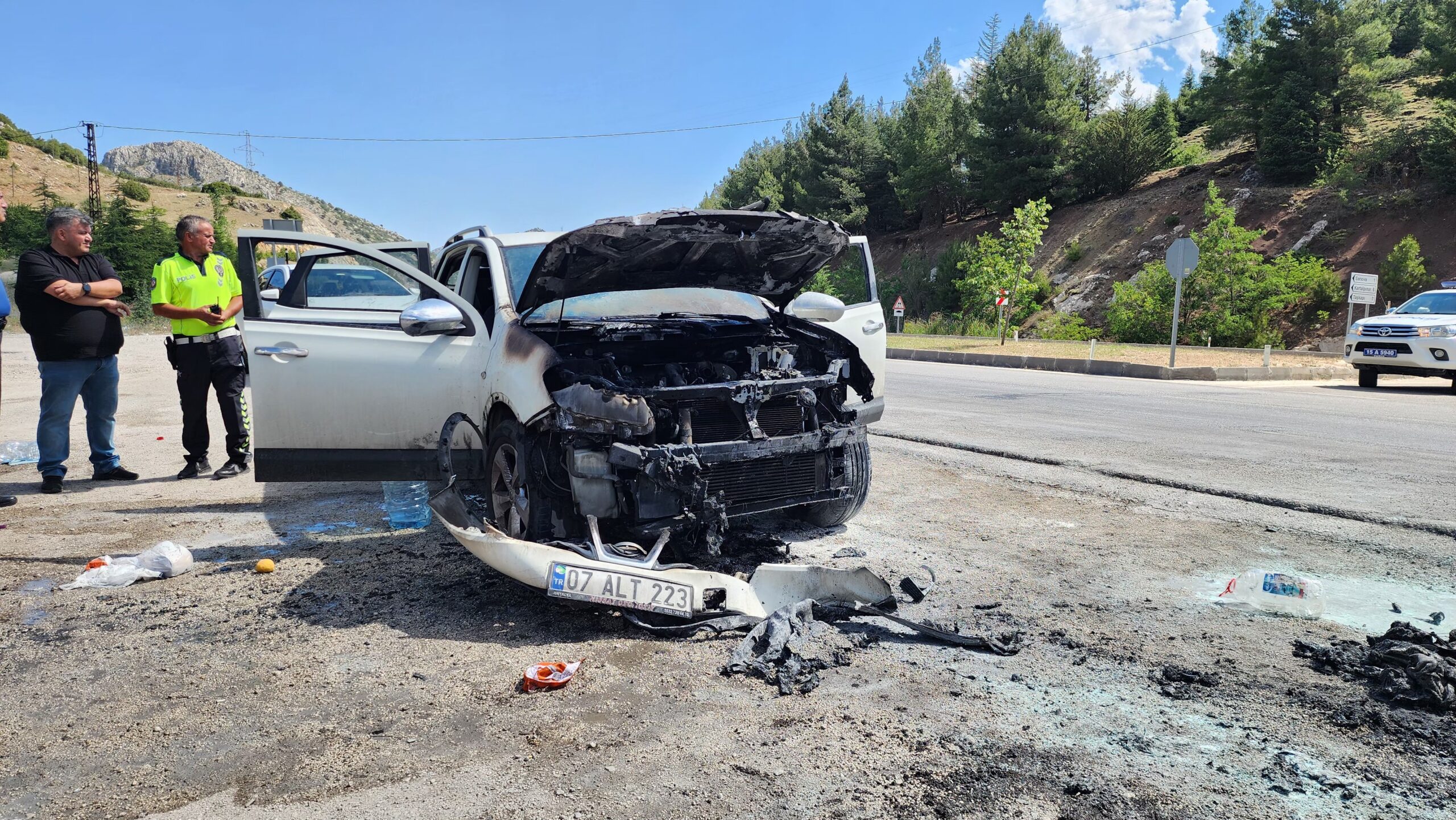 Otomobil alev aldı! 3 kişi hastaneye kaldırıldı - Resim : 1