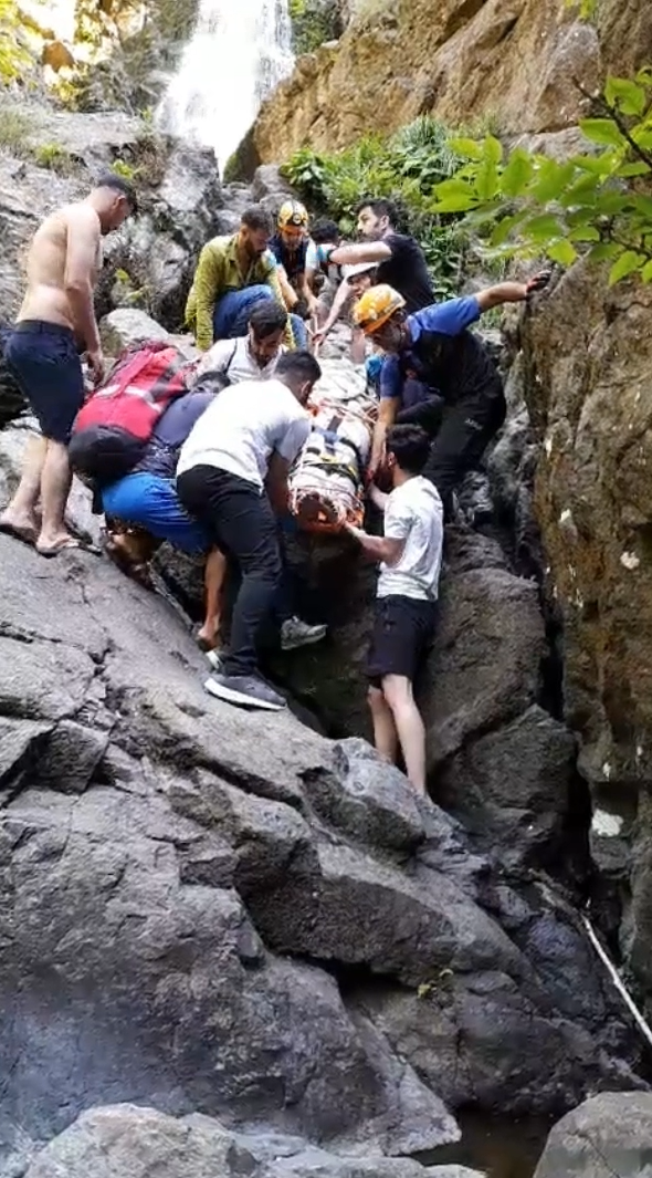 Şelaleden düştü! AFAD ekipleri tarafından kurtarıldı - Resim : 2