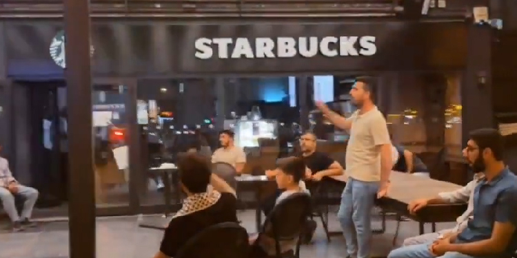 Starbucks ve Burger King şubelerine saldırı düzenlendi - Resim : 1