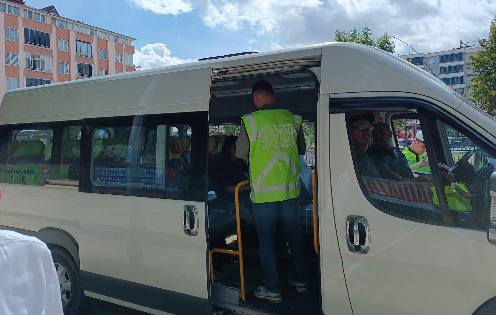 Sürücüleri durdurup kolonya ve şeker ikram ettiler - Resim : 3