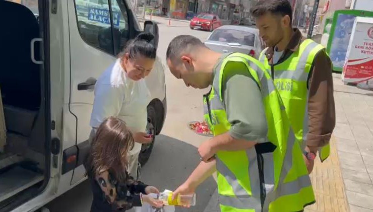 Sürücüleri durdurup kolonya ve şeker ikram ettiler - Resim : 2