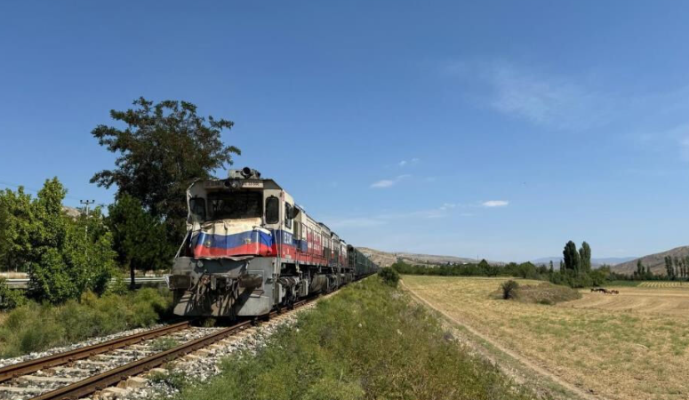 Tren kamyonla çarpıştı, ölü ve yaralılar var