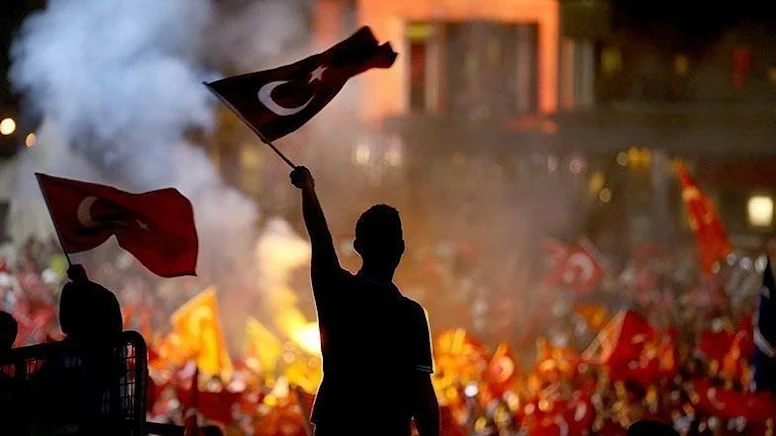 15 TEMMUZ MESAJLARI VE SÖZLERİ RESİMLİ YENİ 2024: 15 Temmuz Demokrasi Ve Milli Birlik Gününe Özel Kutlama Mesajları! Uzun, Kısa 15 Temmuz Mesajları - Resim : 1