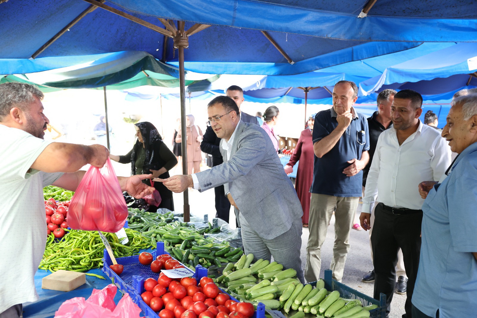 Sertif Gökçe pazardan alışveriş yaptı - Resim : 2